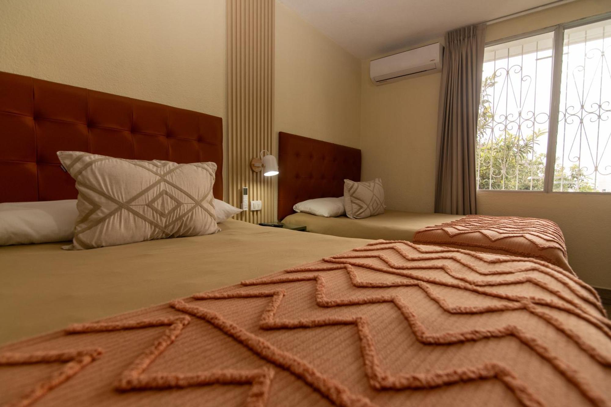 In & Out Hotel (Adults Only) Guatemala City Стая снимка